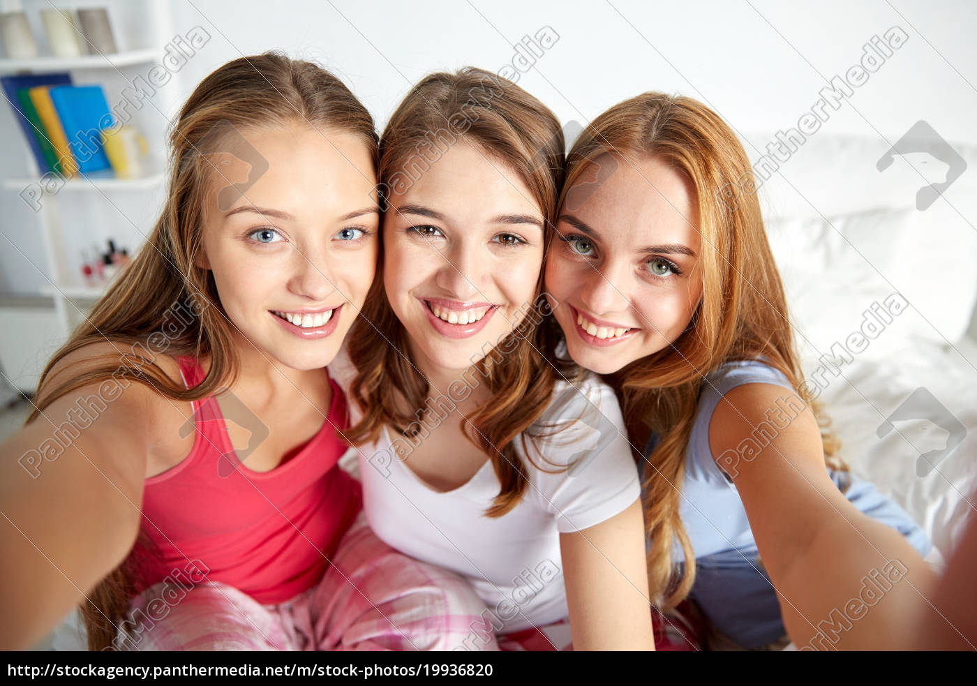 Glückliche Freunde Oder Teenagerinnen Nehmen Selfie Lizenzfreies Foto 19936820 