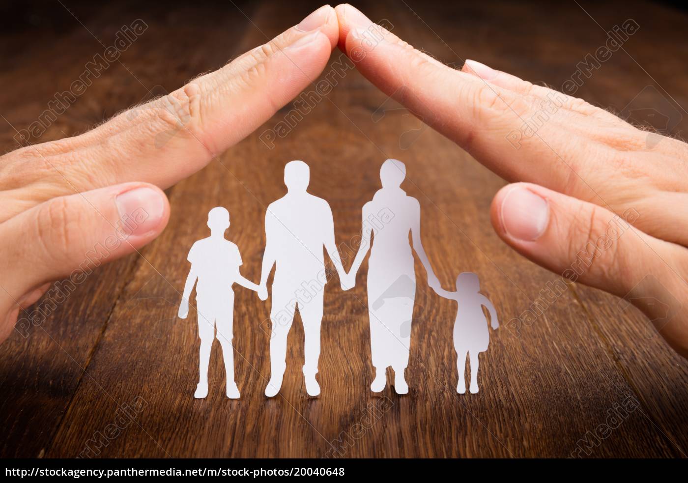 person hand schutz familie papercut Lizenzfreies Foto 20040648