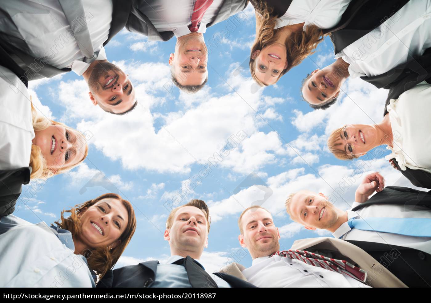 gesch-ftsleute-forming-huddle-stockfoto-20118987-bildagentur