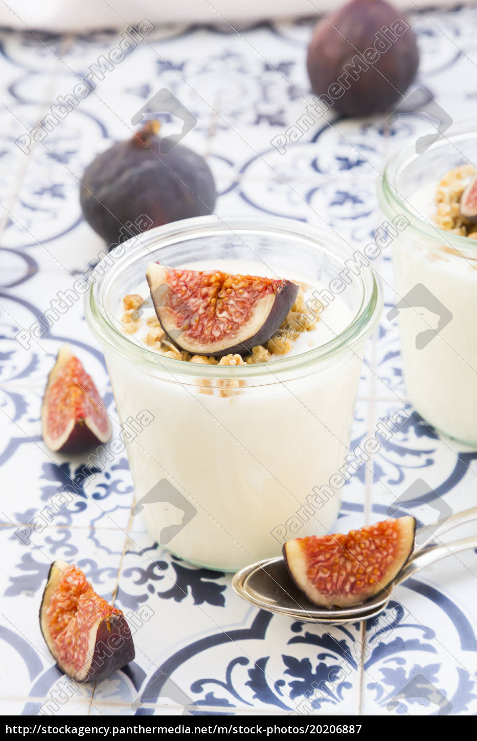 griechischer joghurt mit granola und feigen - Stockfoto - #20206887 ...