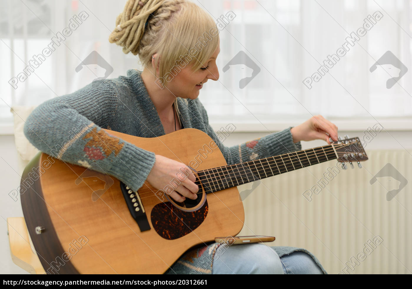 Attraktive Frau Stimmt Gitarre Stockfoto Bildagentur Panthermedia