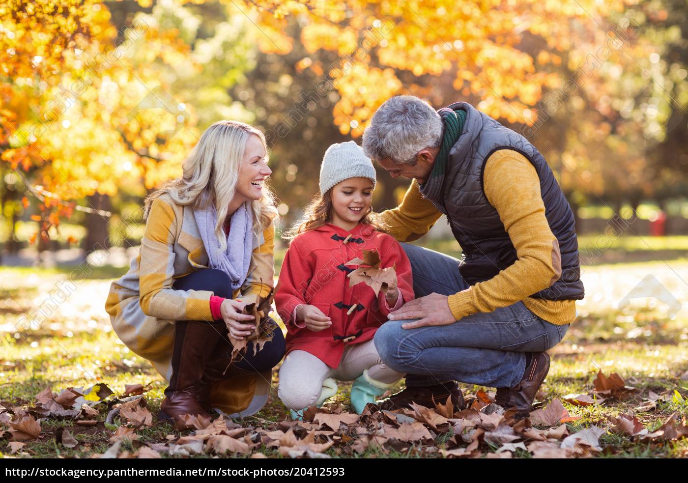 Gluckliche Familie Im Park Im Herbst Lizenzfreies Bild Bildagentur Panthermedia