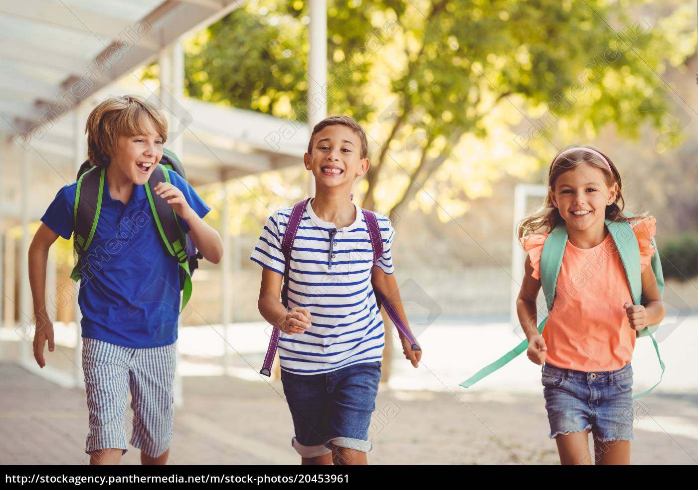 Gluckliche Schule Kinder Laufen Im Korridor Stockfoto 20453961 Bildagentur Panthermedia