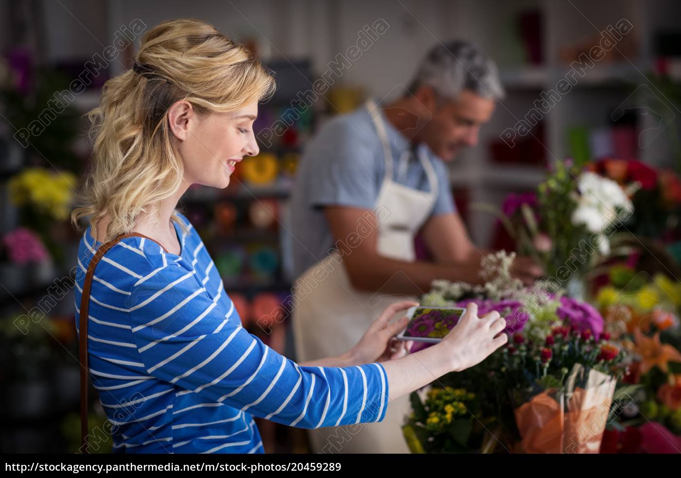 Frau Fotografiert Blumenstrauss Stockfoto 4592 Bildagentur Panthermedia