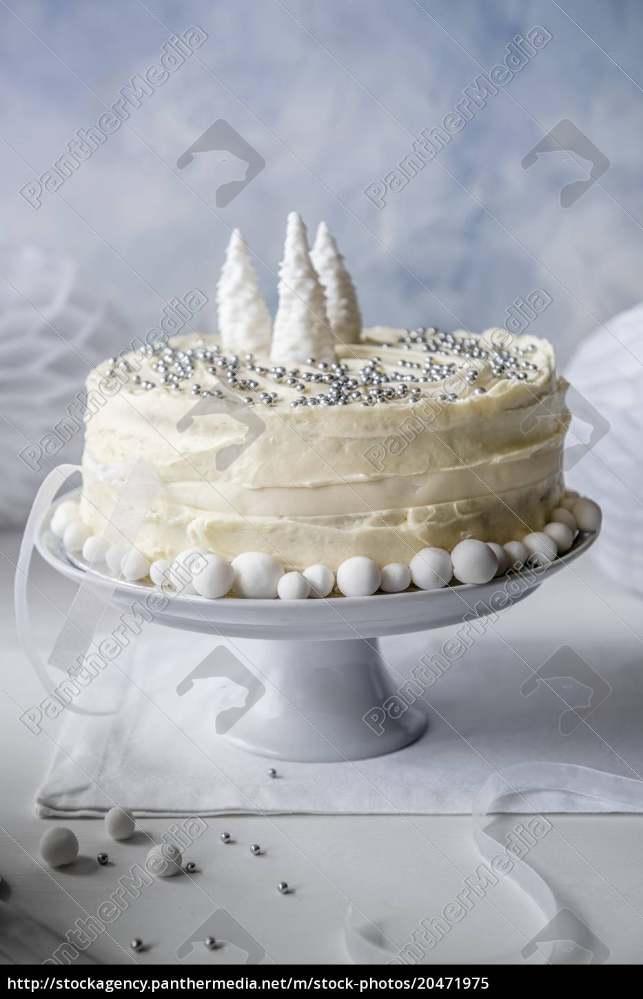 A Christmas cake with white chocolate icing decorated - Lizenzfreies