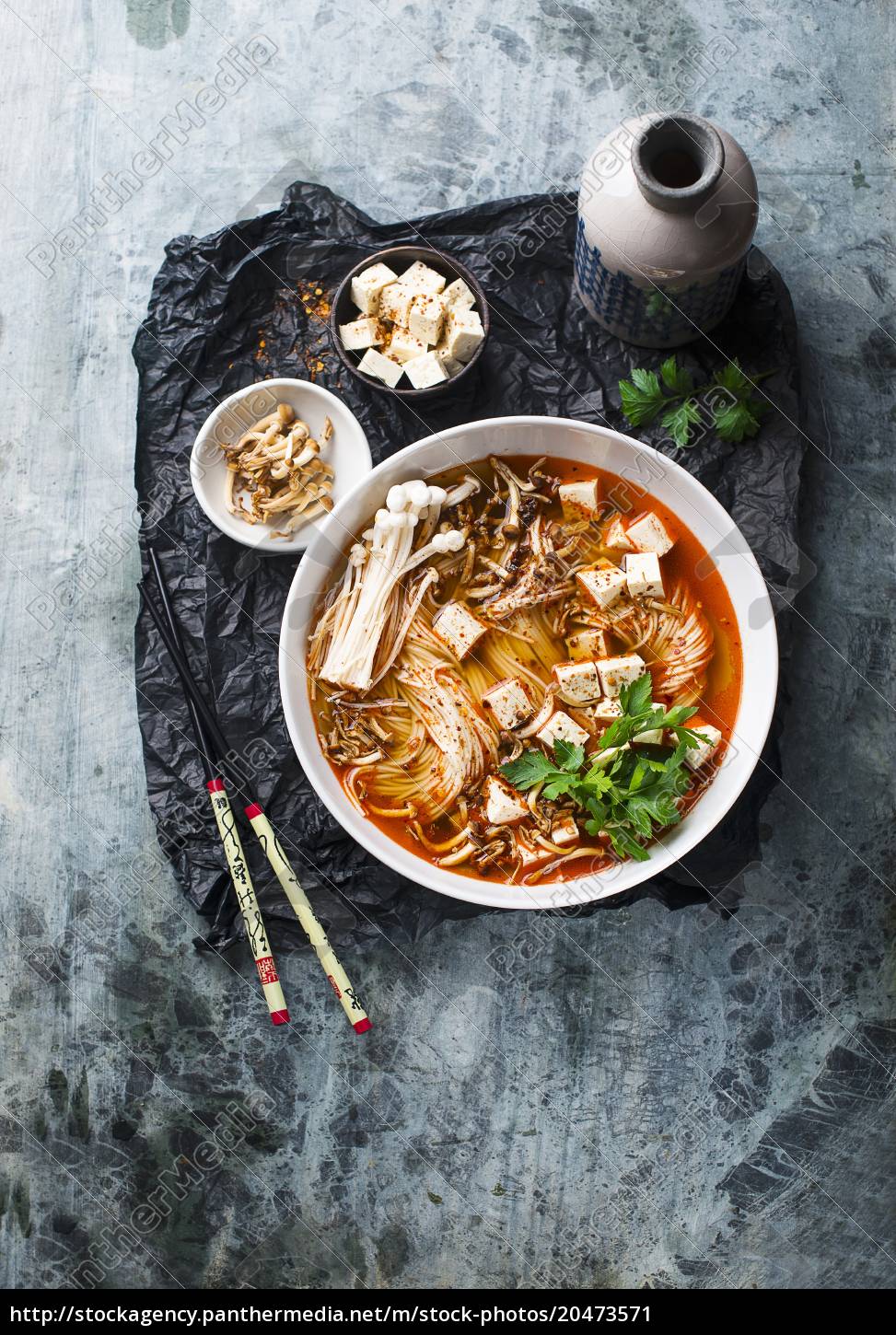 Asiatische Suppe mit Nudeln und Tofu vegan - Lizenzfreies Bild ...