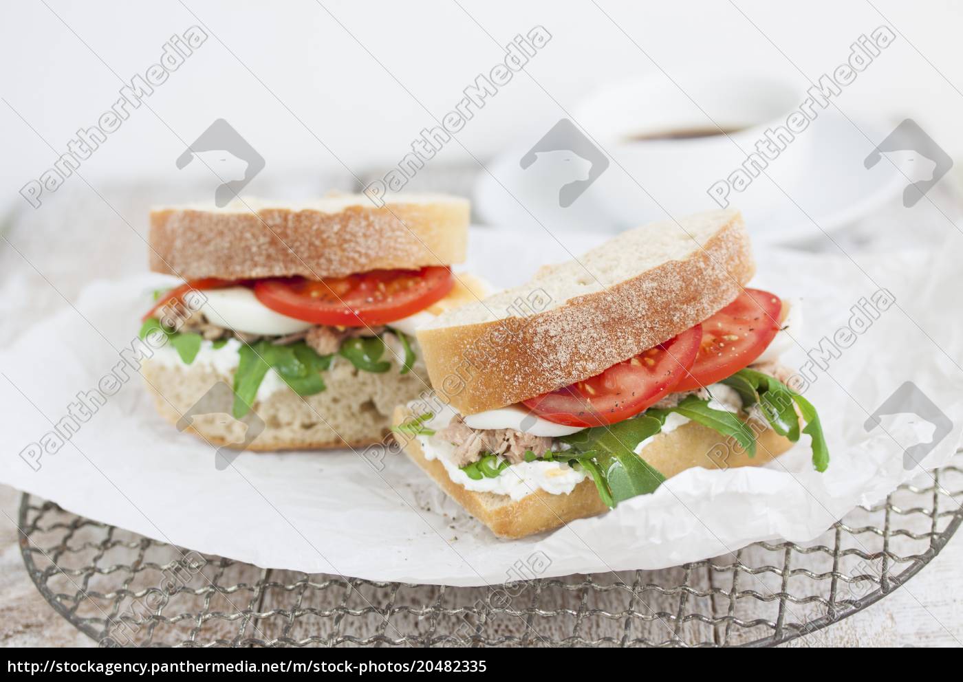 ciabatta sandwiches mit thunfisch quark rucola tomaten - Stockfoto ...