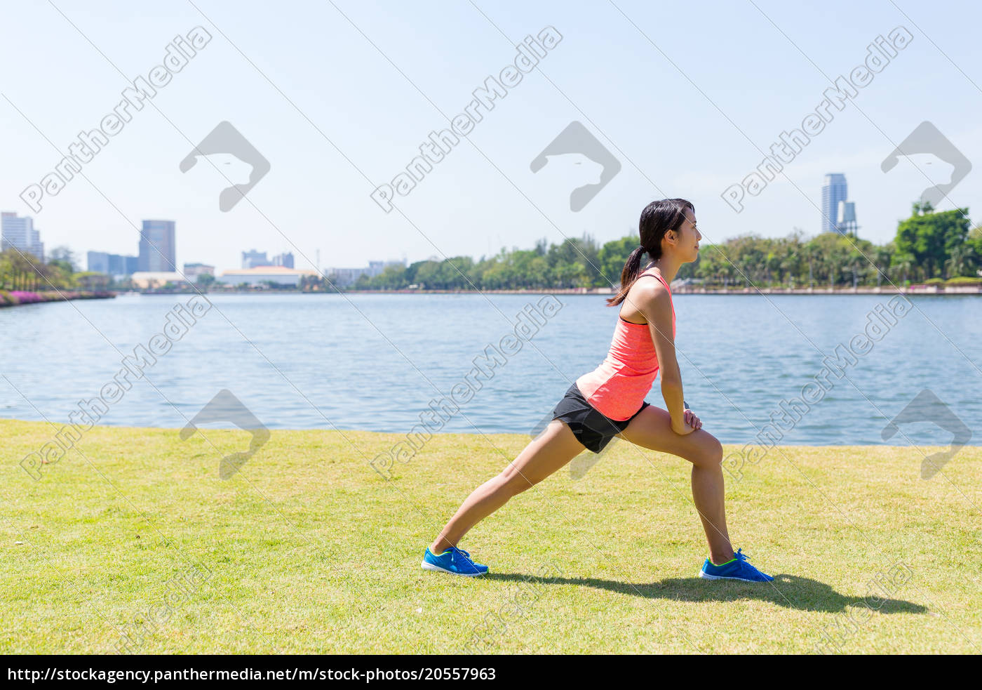 Junge Fitness Frau Laufer Stretching Beine Vor Einer Lizenzfreies Bild Bildagentur Panthermedia