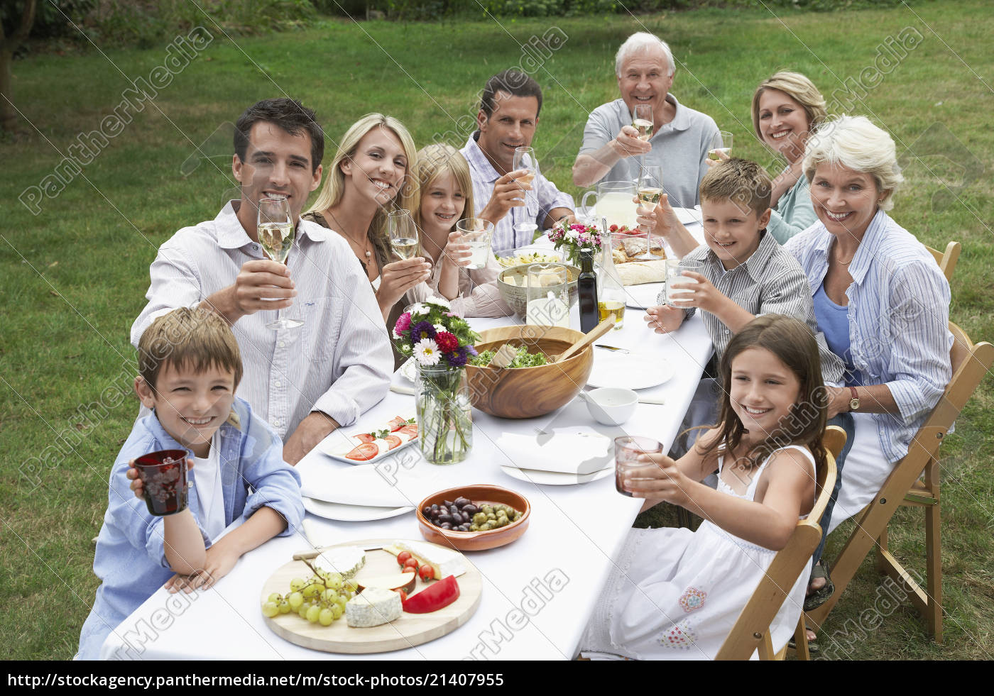 Gluckliche Familie Essen Zusammen Im Garten Stockfoto 21407955 Bildagentur Panthermedia