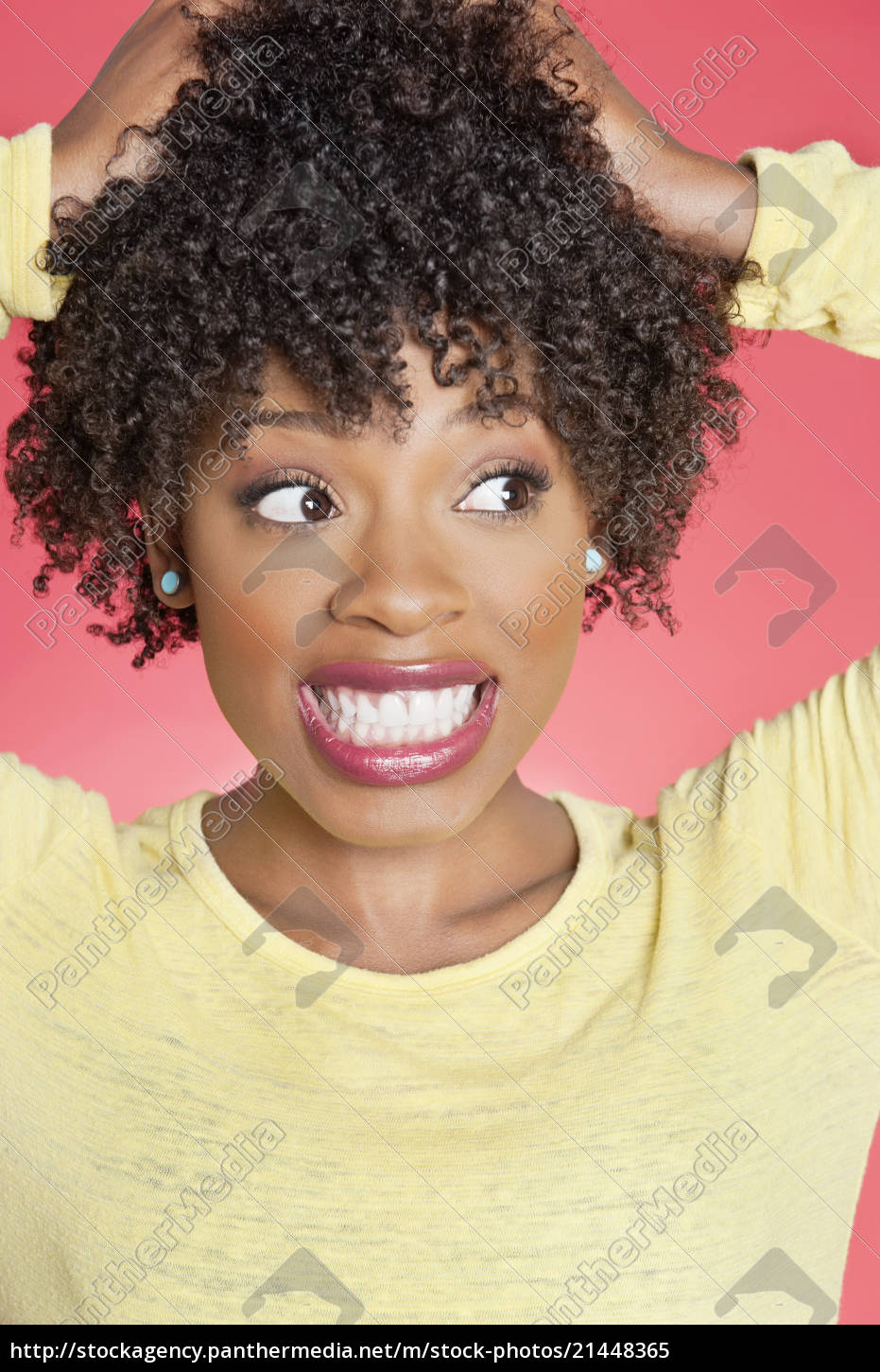 Afroamerikaner Suchen Seitwärts Mit Händen In Haaren Stockfoto 21448365 Bildagentur 9351