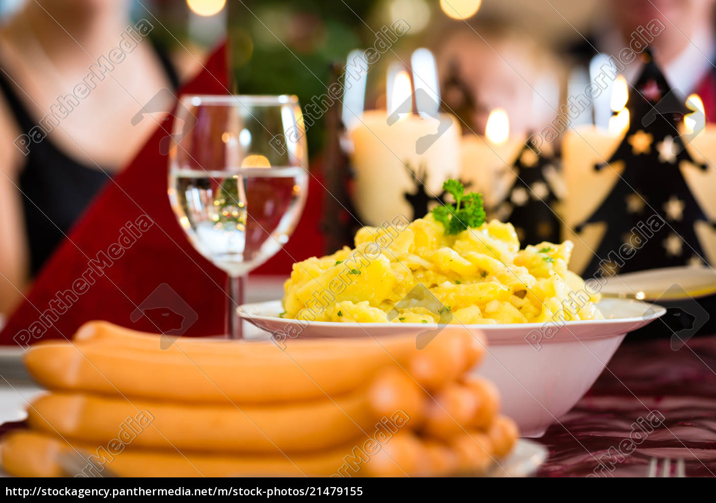 deutsche weihnachtsessen würstchen und kartoffelsalat Lizenzfreies