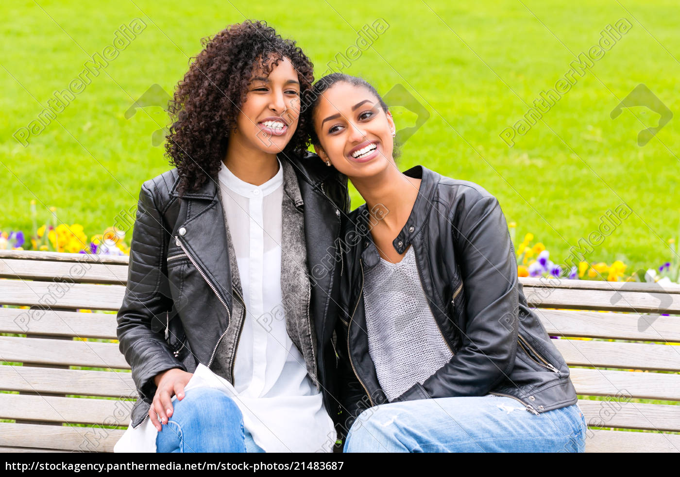 Beste Freunde Reden Und Spaß Im Park Haben Stockfoto 21483687 Bildagentur Panthermedia 