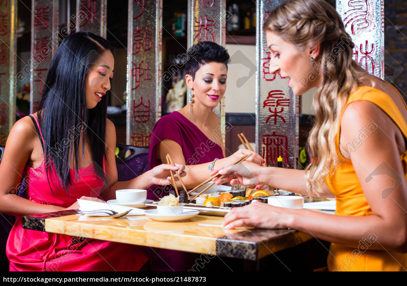 Junge Leute Essen Sushi Im Asiatischen Restaurant Lizenzfreies Bild Bildagentur Panthermedia