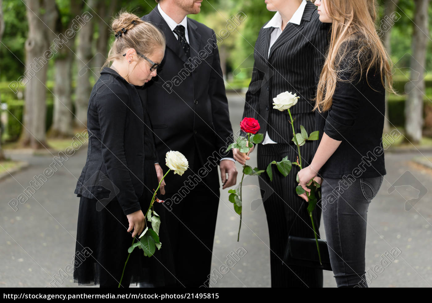 familie trauer auf beerdigung auf friedhof Lizenzfreies Bild