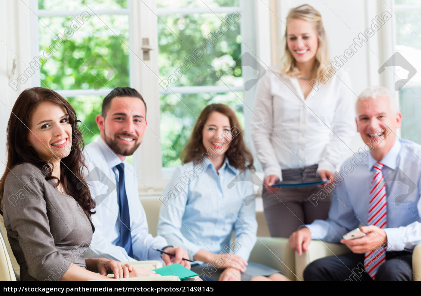 Business Frauen Und Manner Im Buro Mit Prasentation Lizenzfreies Bild Bildagentur Panthermedia