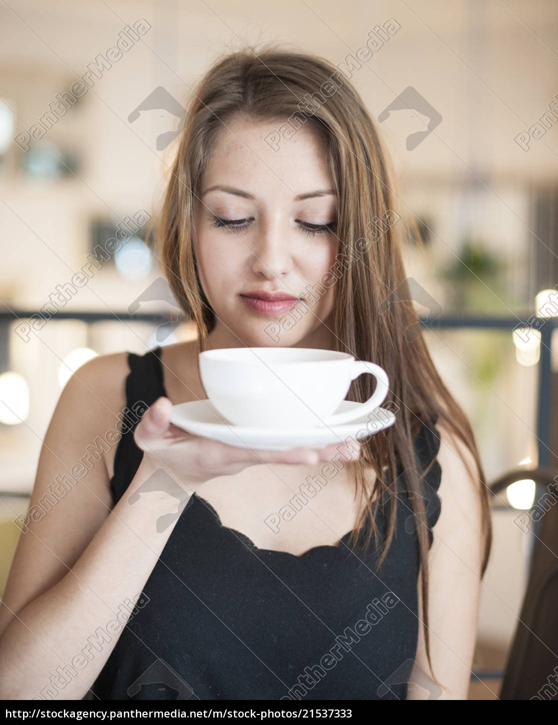 Schone Junge Frau Halt Kaffeetasse Und Untertasse Im Stockfoto Bildagentur Panthermedia