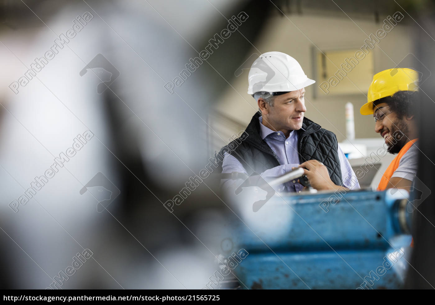 reife-m-nnliche-supervisor-im-gespr-ch-mit-arbeiter-stockfoto