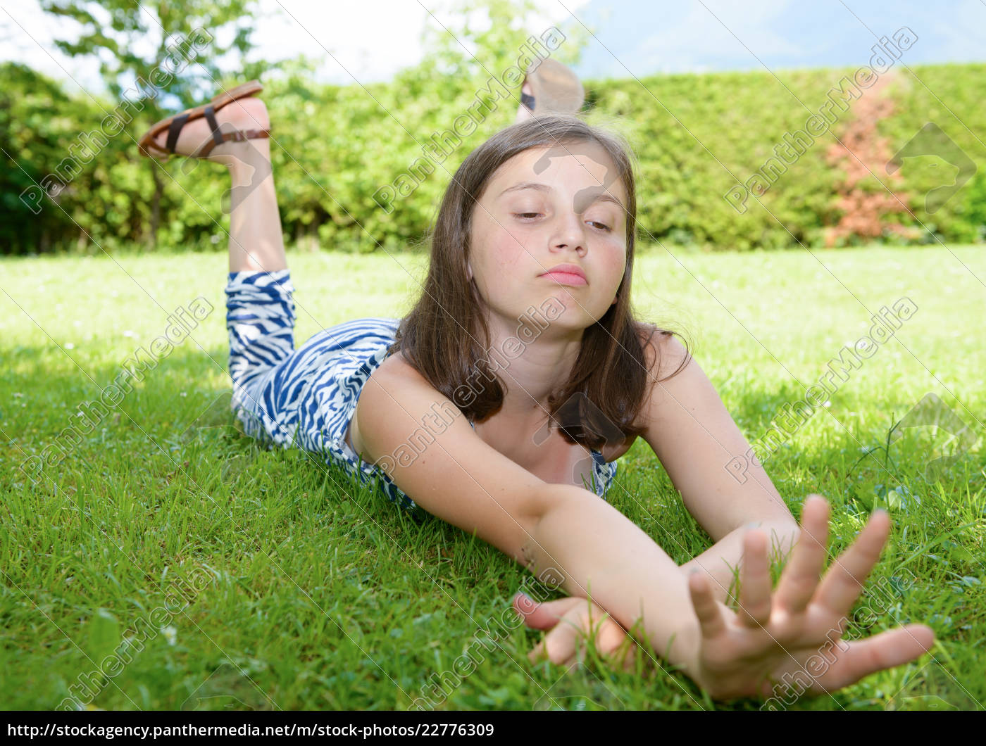 Hubsche Pre Teen Madchen Im Gras Liegend Stockfoto Bildagentur Panthermedia