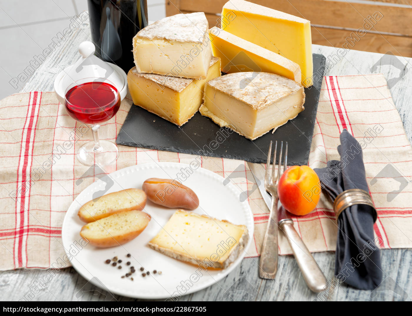 Verschiedene französische Käsesorten mit einem Glas - Lizenzfreies Bild ...