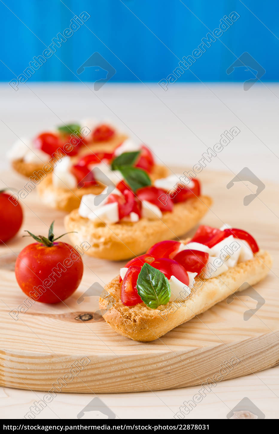 italienische crostini mit mozzarella kirschtomaten und - Lizenzfreies ...