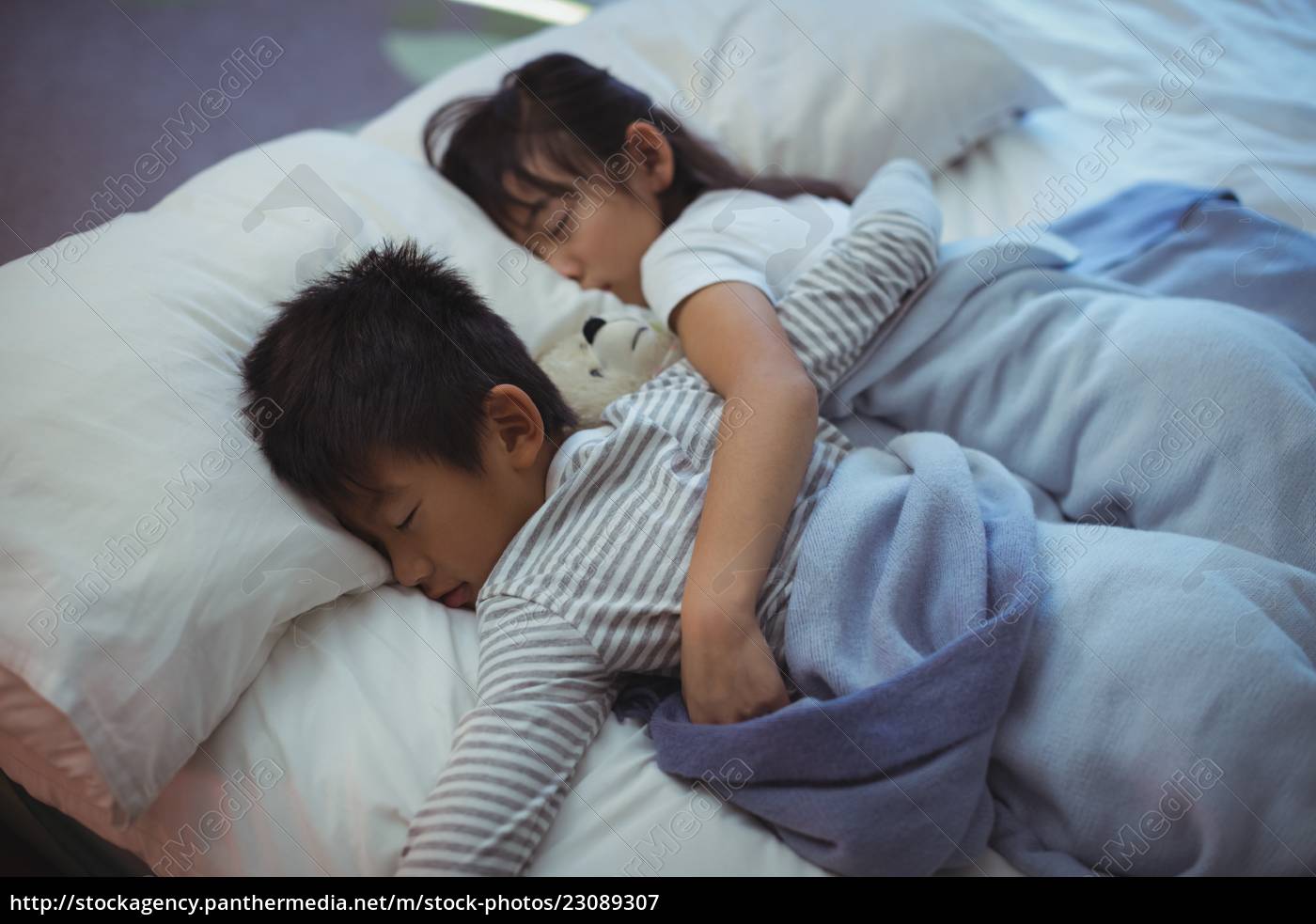 Сестра спала читать. Брат и сестра спят в одной постели. Брат и сестра в кровати. Спящей сестра японская.