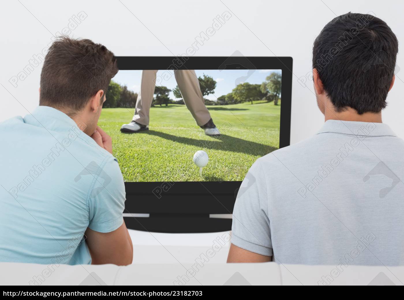 Freunde die Golf im Fernsehen zu Hause beobachten