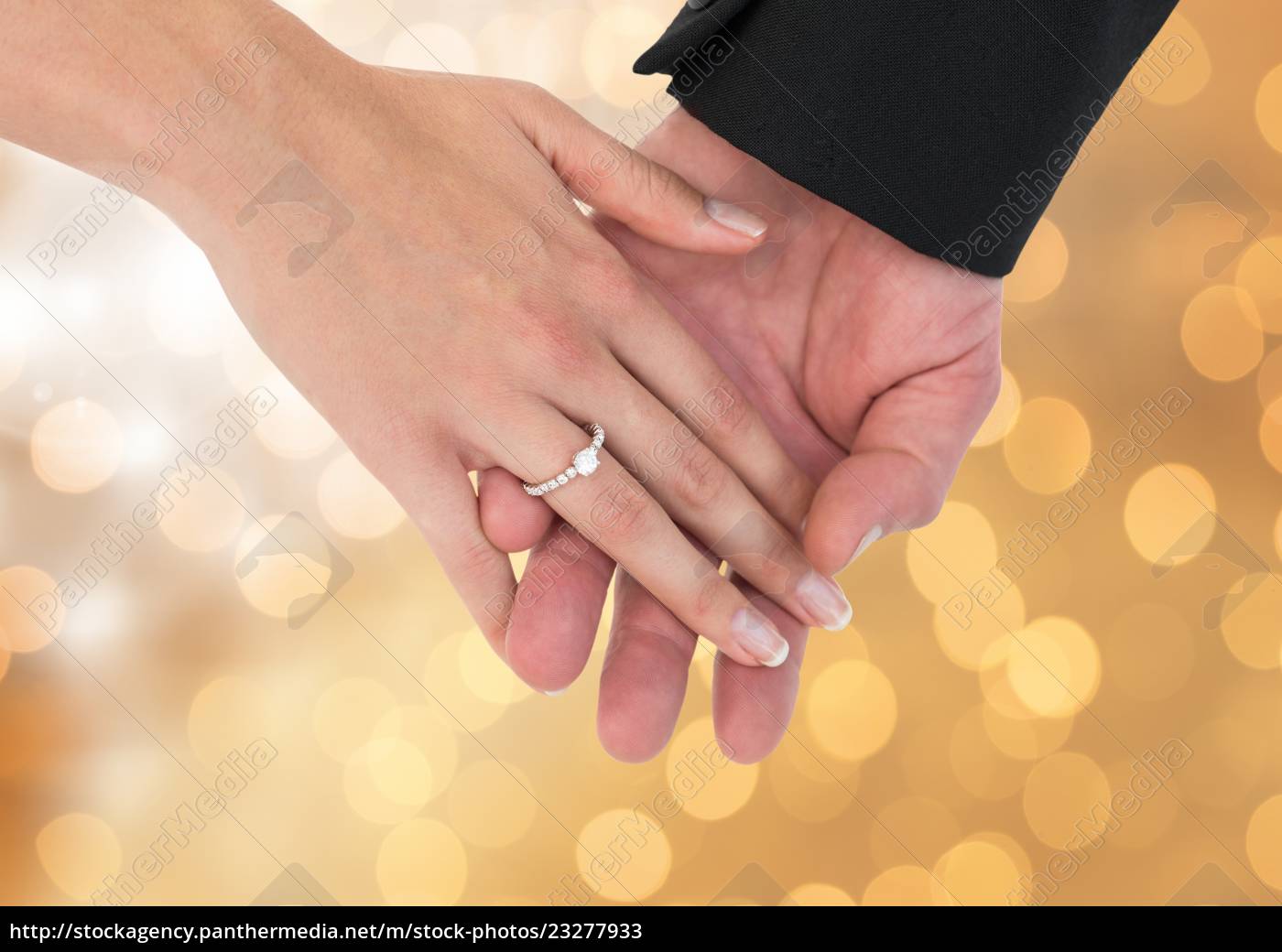 Paar Hande Mit Ring Hochzeit Engagement Mit Stockfoto Bildagentur Panthermedia