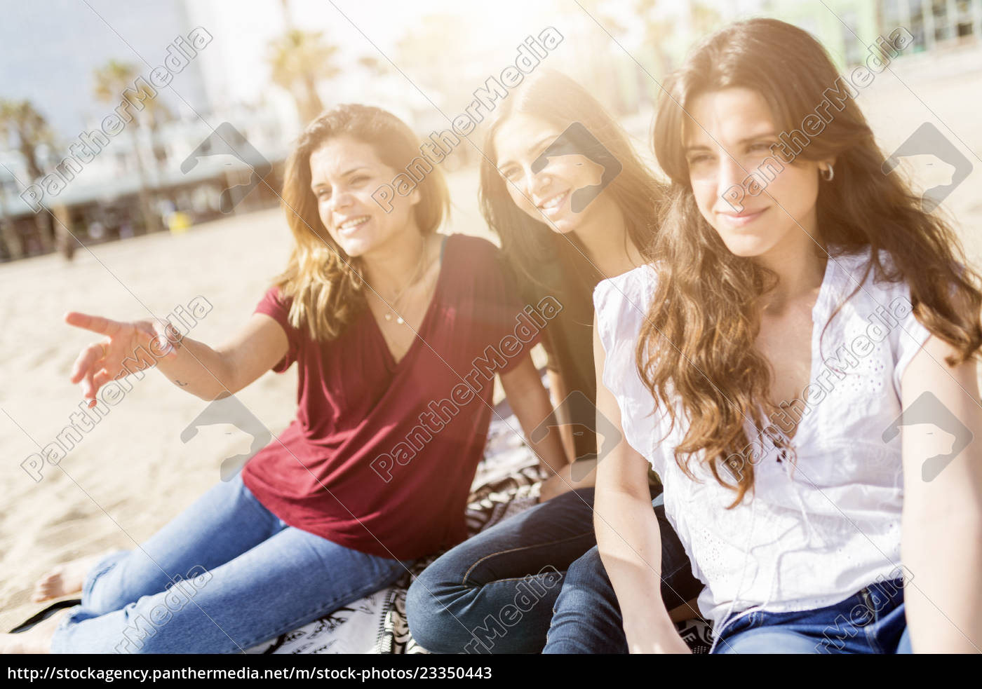 Drei Glückliche Freundinnen Sitzen Am Strand Stockfoto 23350443 Bildagentur Panthermedia 