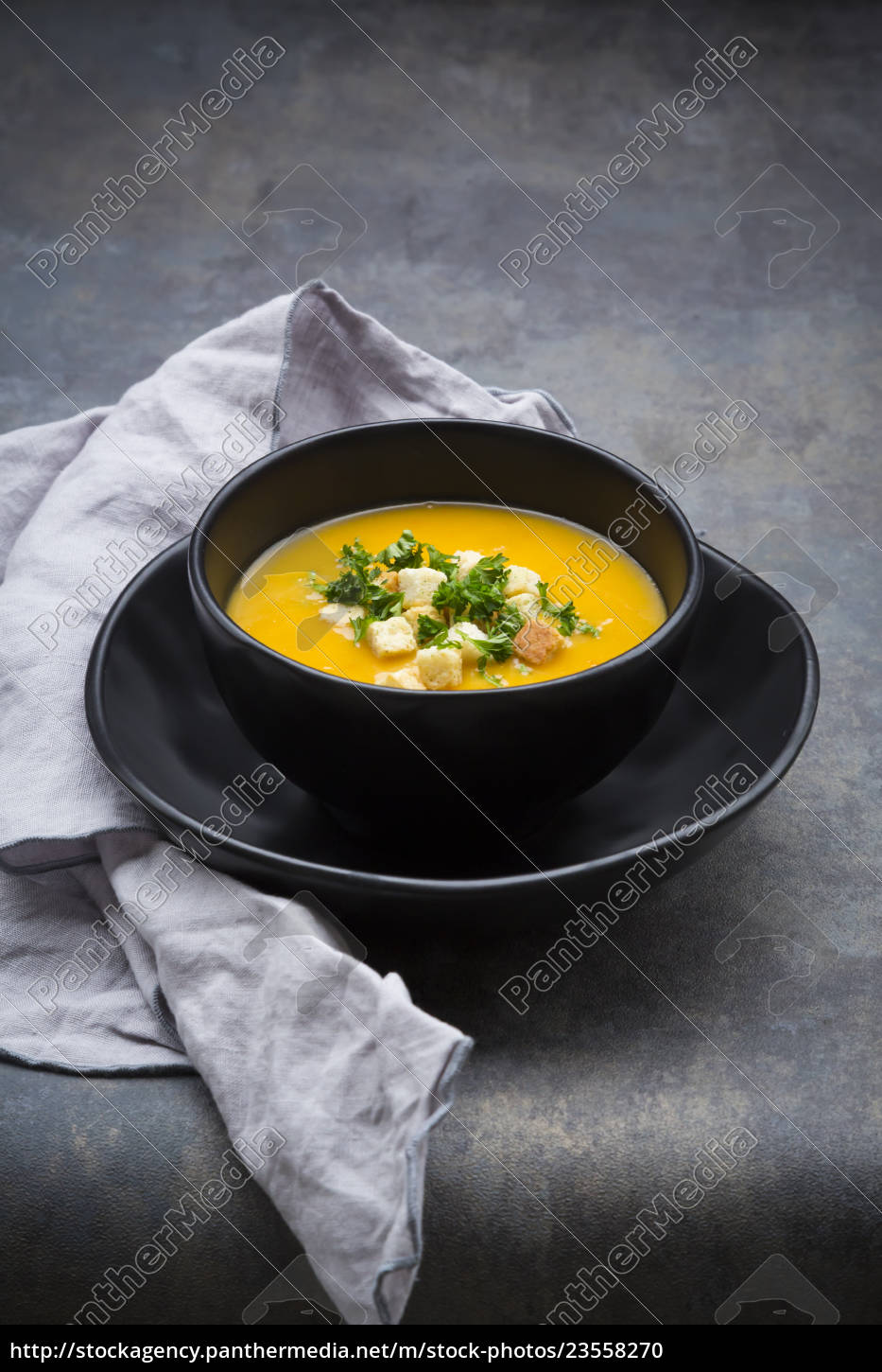 kürbissuppe mit croutons und petersilie - Stock Photo #23558270 ...