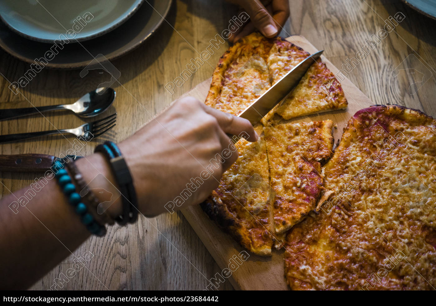hand schneidet knusprige hausgemachte pizza mit einem - Stockfoto ...