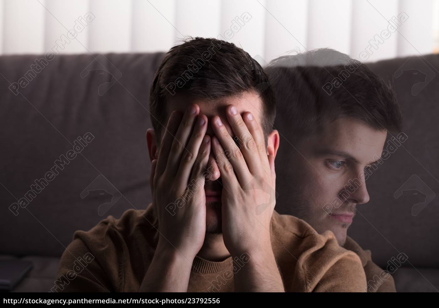 traurige menschen sitzen in front von sofa Lizenzfreies Foto
