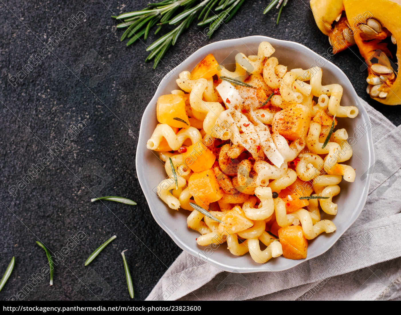 fusilli pasta mit kürbis rosmarin und brie - Lizenzfreies Foto ...