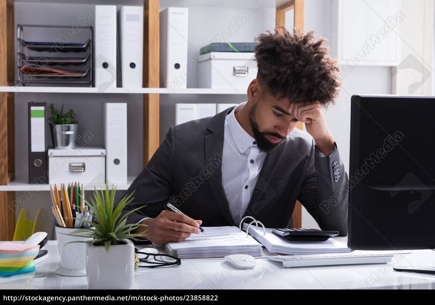 Unglucklicher Geschaftsmann Der Im Buro Arbeitet Stock Photo 23858822 Bildagentur Panthermedia