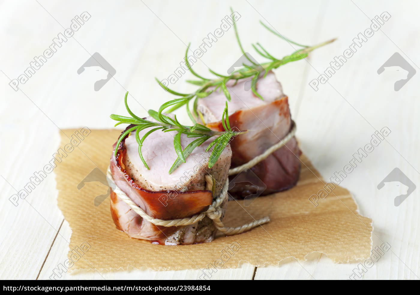 Gegrilltes Schweinefleisch mit Schinken eingewickelt - Stock Photo ...