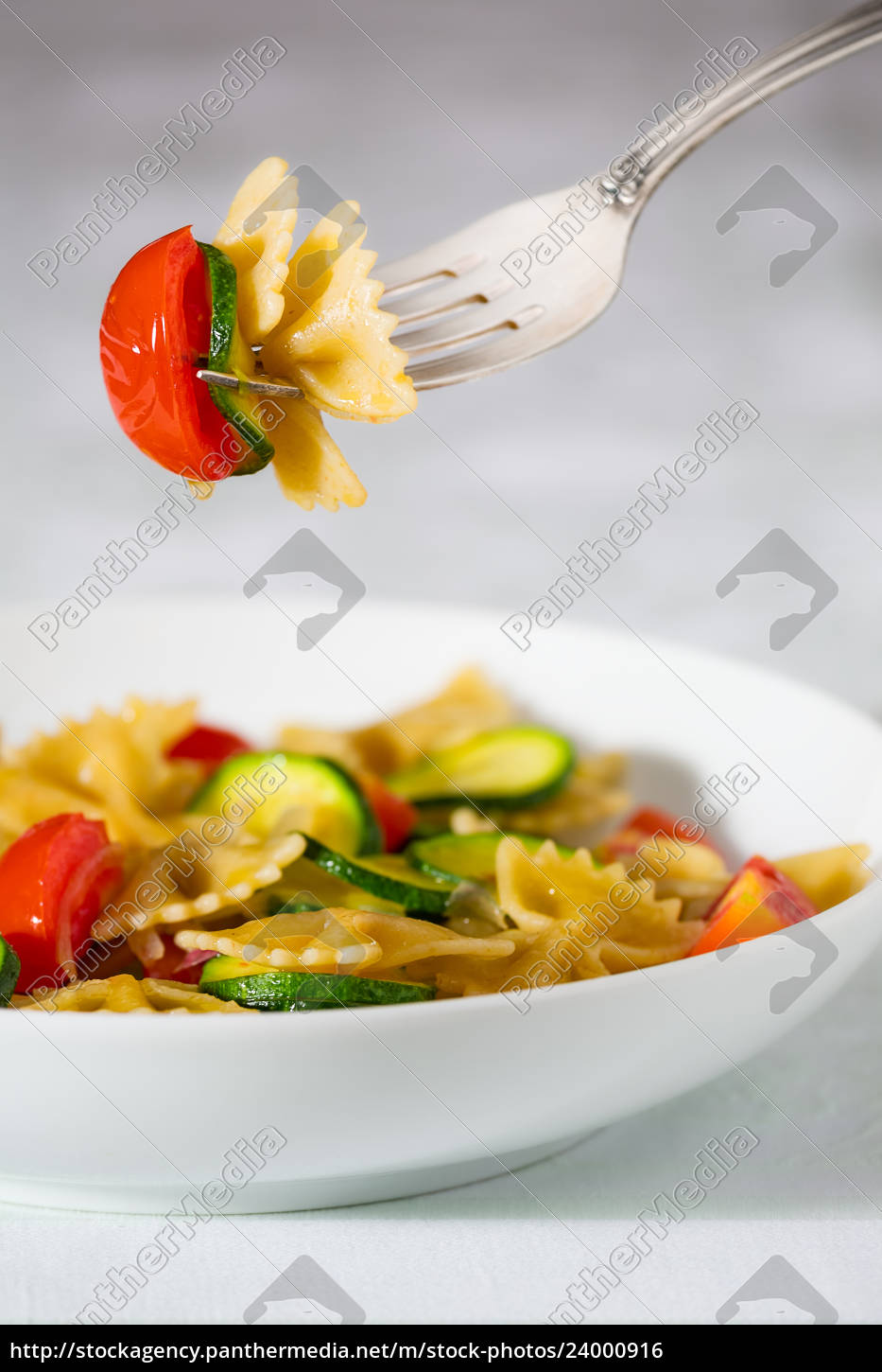 Ganze Farfalle Nudeln mit Zucchini Kirschtomaten und - Lizenzfreies ...