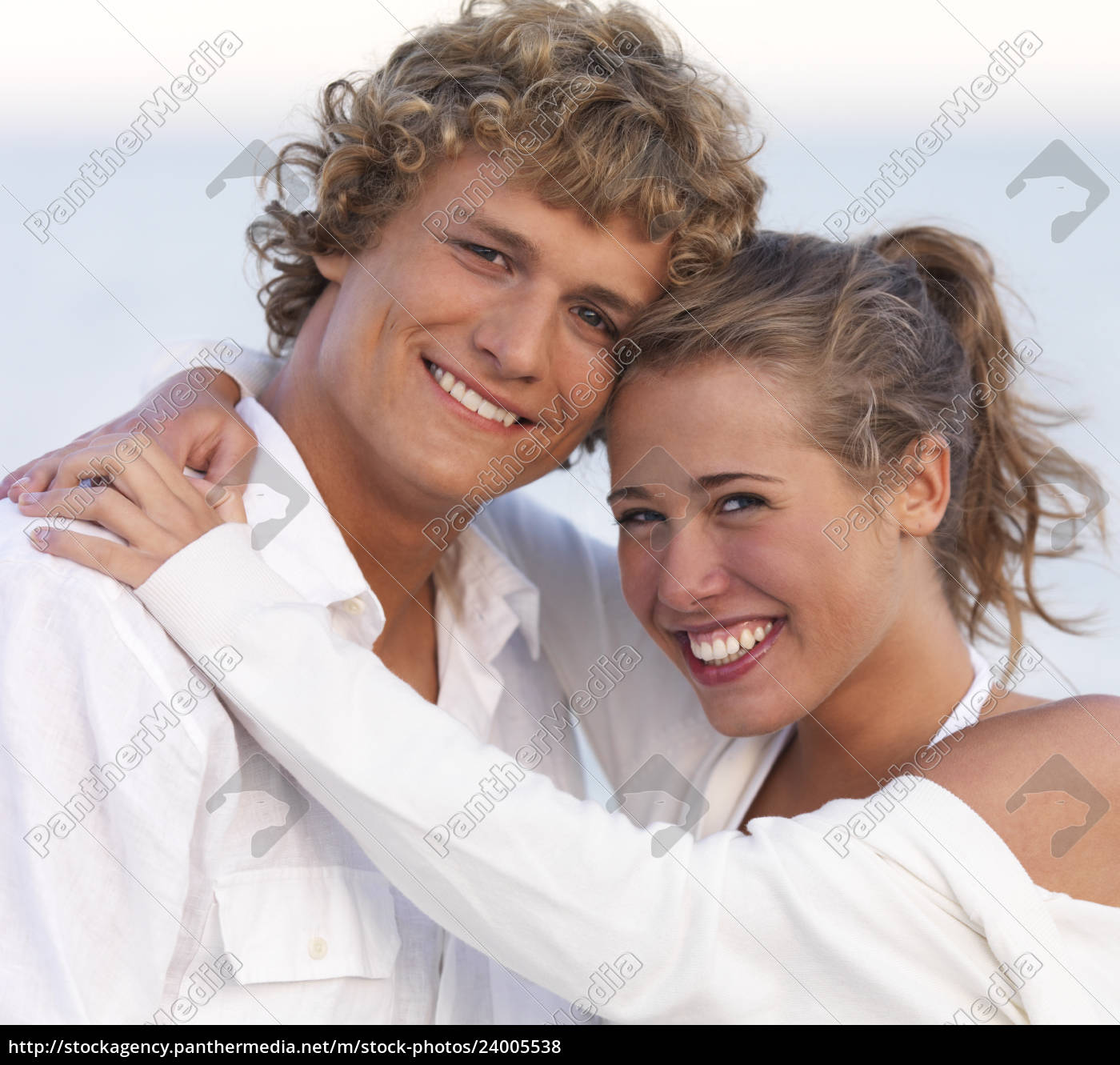 Junges Paar Umarmt Sich Am Strand Stockfoto 24005538 Bildagentur Panthermedia 