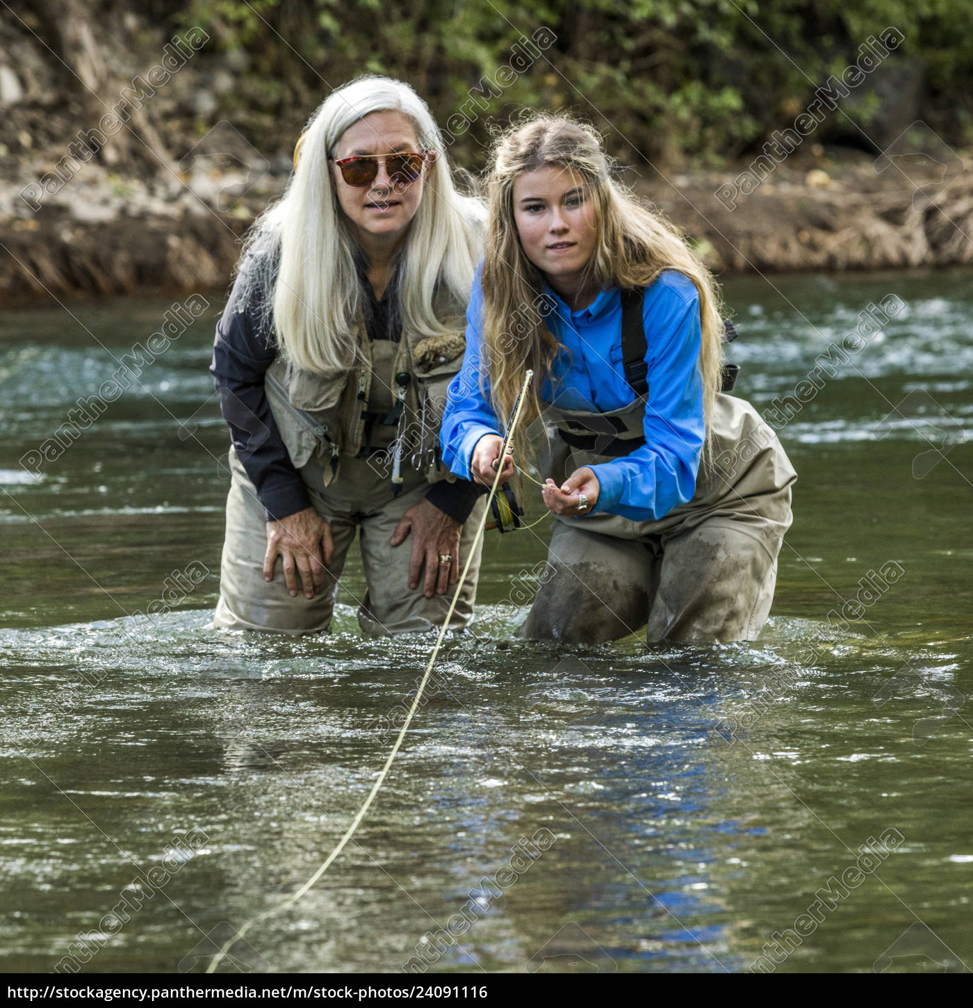 caucasian-mother-and-daughter-fly-fishing-lizenzfreies-foto