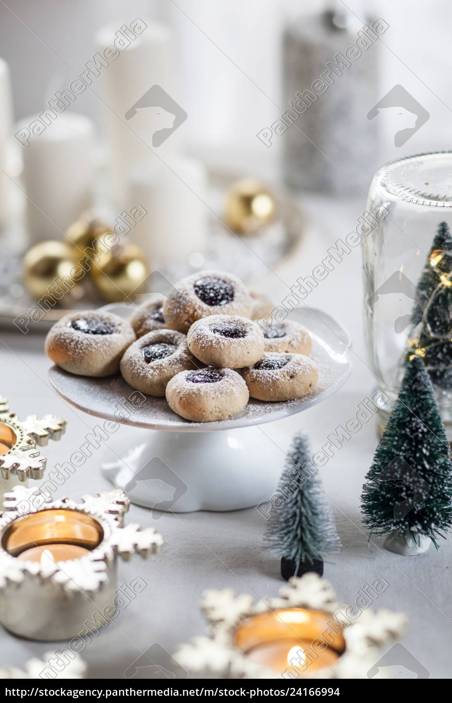 weihnachtskekse mit marmelade füllung auf Stock Photo 24166994