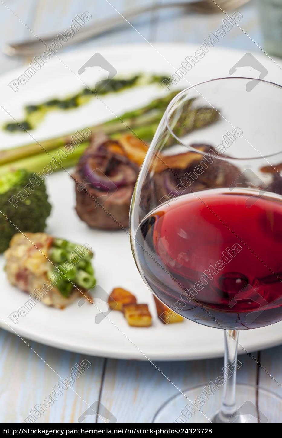 Rotwein und ein Steak - Lizenzfreies Foto - #24323728 | Bildagentur ...