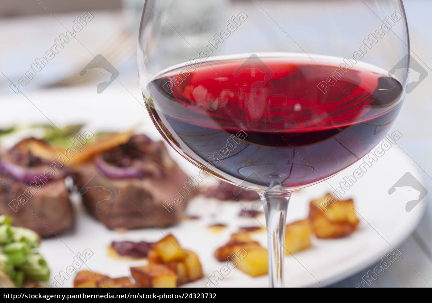 Rotwein und ein Steak - Lizenzfreies Foto - #24323732 | Bildagentur ...