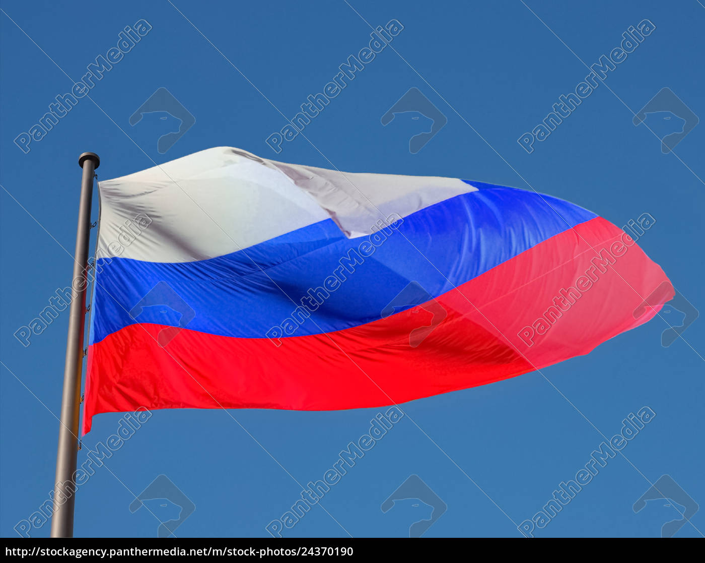 Russische Flagge Russlands über blauem Himmel - Stock Photo #24370190