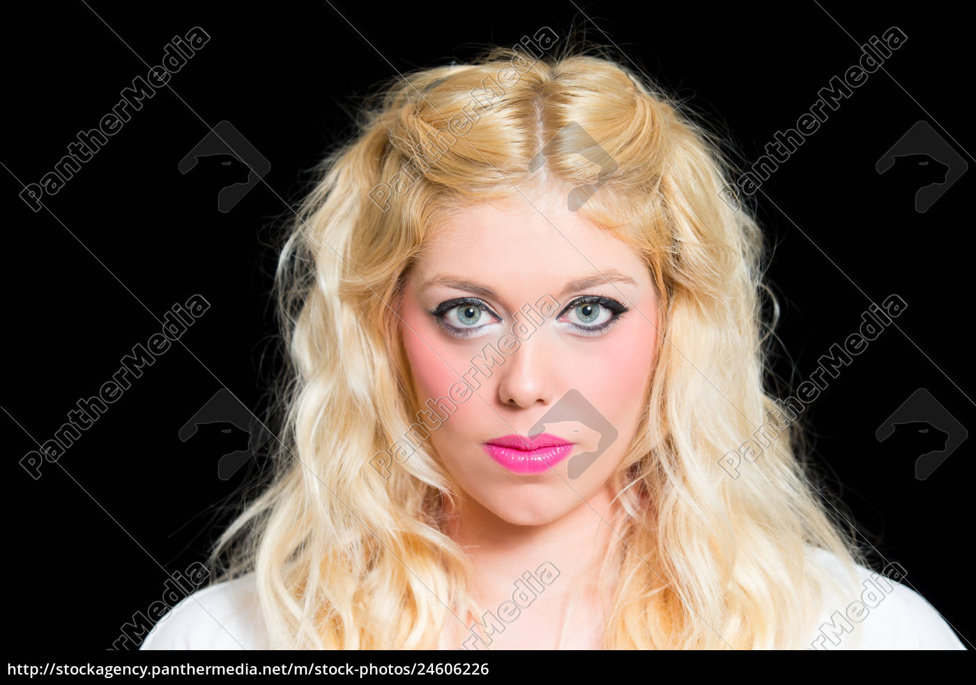 Blonde Frau Mit Blauen Augen Gegen Einen Schwarzen Stock Photo Bildagentur Panthermedia