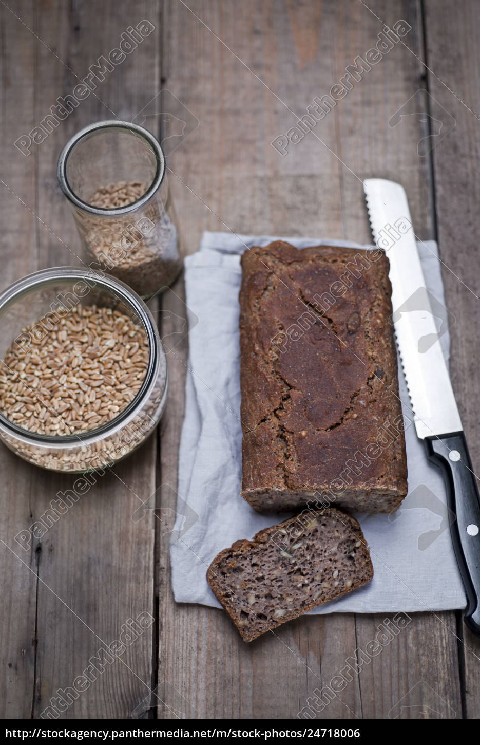 Selbstgemachtes Vollkornbrot aus Bio-Buttermilch - Stock Photo ...