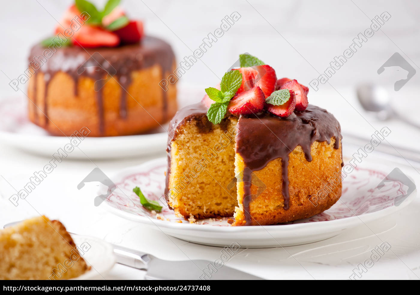 kleine vanille-und erdbeerkuchen mit schokoladen-belag - Lizenzfreies ...