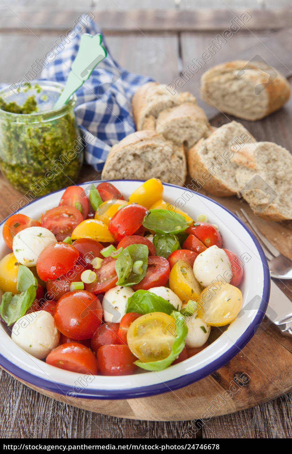 Bunter Tomatensalat mit Mozzarella - Stock Photo - #24746678 ...