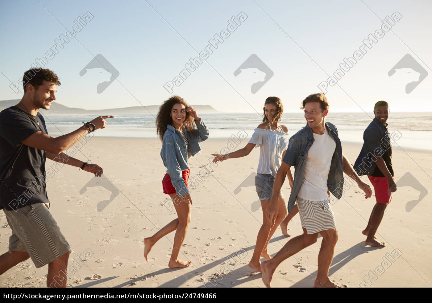 Gruppe Der Freunde Am Strand Entlang Stockfoto 24749466 Bildagentur Panthermedia