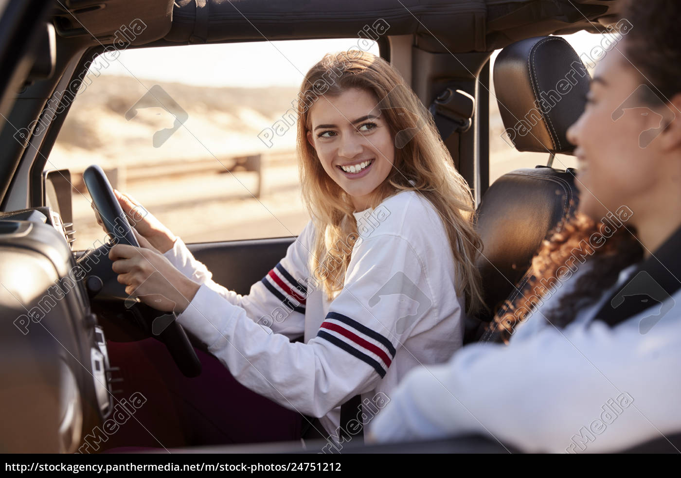 Zwei Junge Freundinnen Die Ein Auto In Der Sonne Lizenzfreies Foto 24751212 Bildagentur 