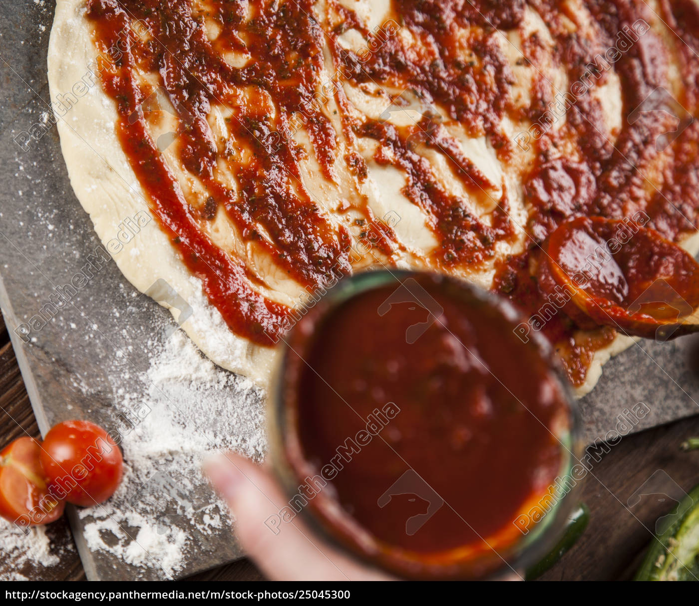 Leckere Pizza Tomaten und andere Zutaten auf - Lizenzfreies Foto ...