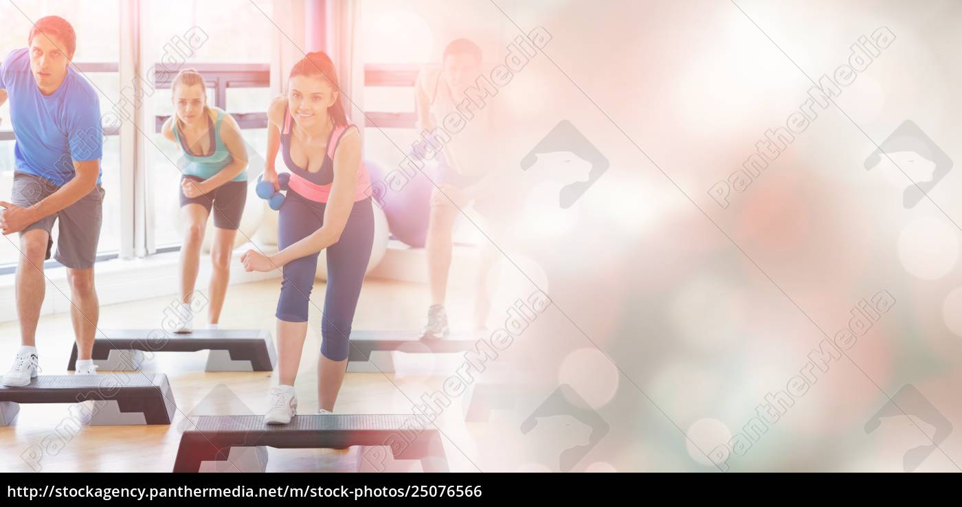 Klasse Fuhrt Step Aerobic Ubung Mit Hanteln Stock Photo Bildagentur Panthermedia