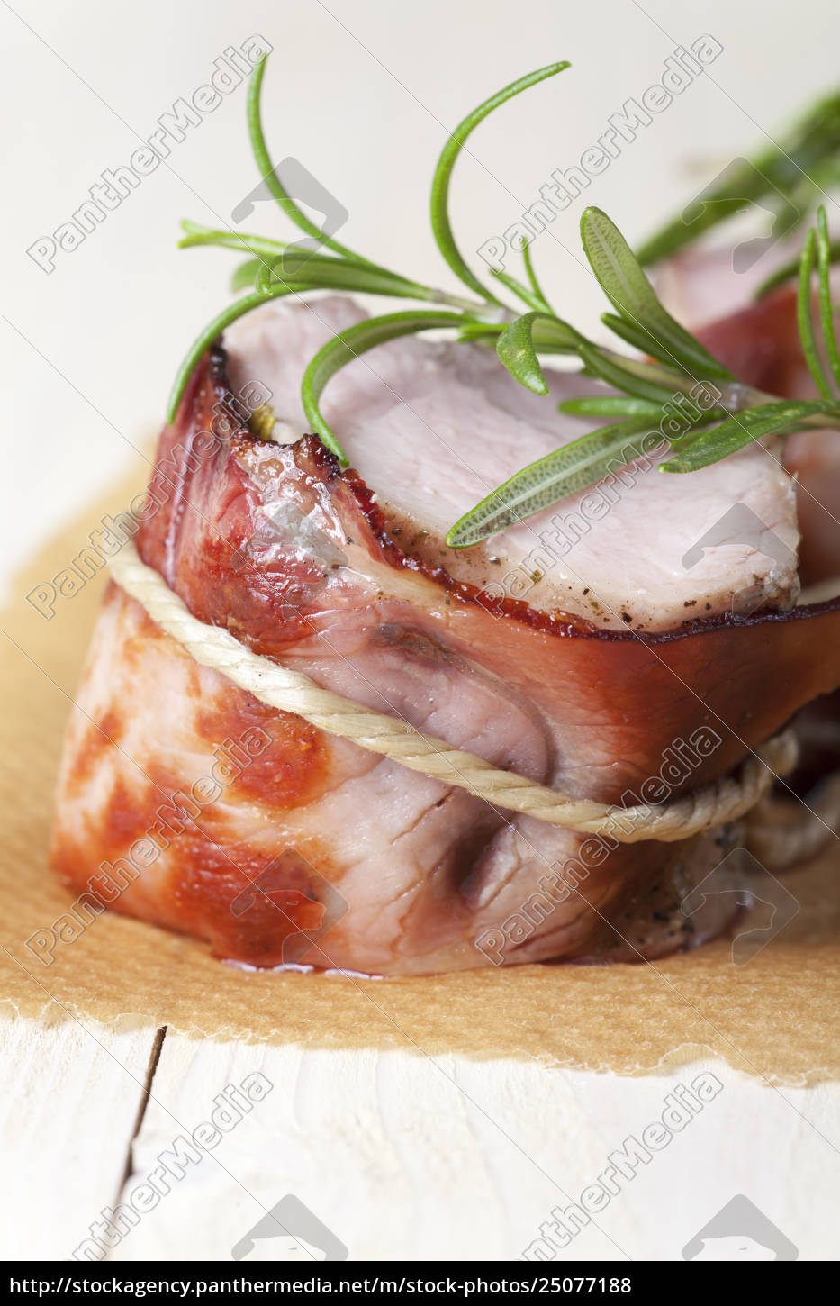 Gegrilltes Schweinefleisch mit Schinken eingewickelt - Lizenzfreies ...